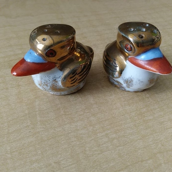Vintage Mag Pie Salt & Pepper Shakers Other - Vintage Mag Pies Salt & Pepper Shakers  Japan